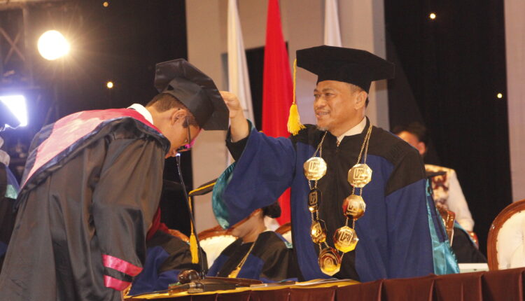 Prosesi pindah kuncir oleh Dudi Hariyadi, S.Kom., M.M. selaku Direktur Politeknik LP3I Jakarta dan Ketua Dewan Senat Akademik