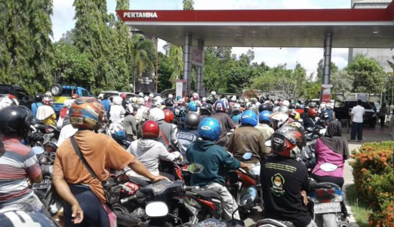 Antrean kendaraan roda dua di SPBU 